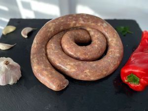Carnati de casa cu usturoi. Pret pe caserola 