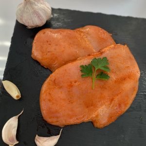 Piept  pui dezosat marinat. Pret pe caserola