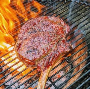 Tomahawk vita maturat - dry aged tomahawk. Pret bucata de un kg