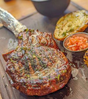 Tomahawk vita maturat - dry aged tomahawk. Pret bucata de un kg
