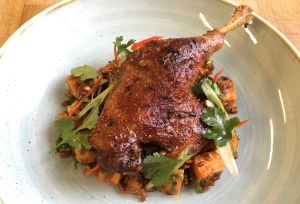 Pulpa de rata confit! Produs gata de consum, trebuie doar incalzit. Pretul afisat este pentru un pachet cu doua pulpe de rata in untura de circa 500 grame!