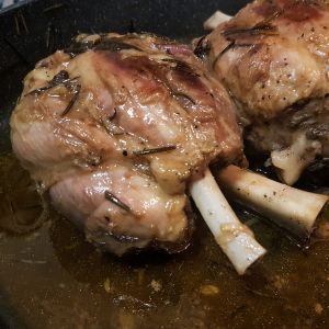 Stinco de porc. Bucata gata preparata in vid