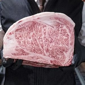 Antricot A5 Japonia Wagyu Premium Maturat  cu Single Malt Lagavulin și Ulei de Măsline - 30 zile